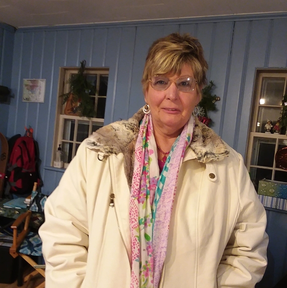 Meet your Posher, Cathy - Picture 1 of 1